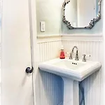 Peaceful Private Cottage, Walk To Park & 5 Mins To Downtown Guest house Nashville