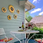 Peaceful Private Cottage, Walk To Park & 5 Mins To Downtown