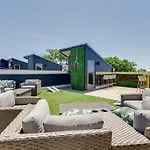 New East Oasis 13beds Roofdeck Free Parking Holiday home *