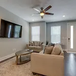Holiday home New Townhome 5 Mins To Broadway Sleeps 8 *