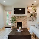 Lux West Nash Tudor 4mi To Dt Sleeps 9 Holiday home Nashville