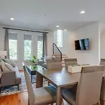 Holiday home 10 Percent Off New Downtown Sleeps 8