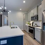 Holiday home New Lux Townhome 6 Mins To Dt Rooftop Sleeps 12 *