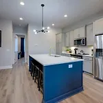 Holiday home New Lux Townhome 6 Mins To Dt Rooftop Sleeps 12