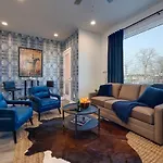 New Lux Townhome 6 Mins To Dt Rooftop Sleeps 12