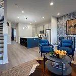 New Lux Townhome 6 Mins To Dt Rooftop Sleeps 12 Holiday home