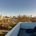 Music City Modern -5 Beds Designer Home & Balcony