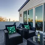 Music City Modern -5 Beds Designer Home & Balcony