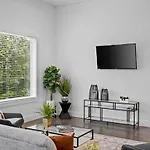 Magnificent 4 Bedroom -w Balcony & Fireplace Holiday home Nashville