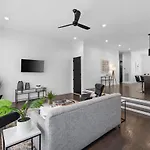 Magnificent 4 Bedroom -w Balcony & Fireplace Nashville