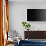 Modern, Free Parking, Walk To Everything Apartment *