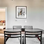 Cozysuites Two Spacious Music Row Apartment