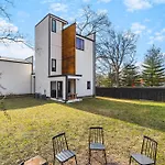 Holiday home Modern Luxury Rooftop Deck, 3 Mi To Downtown *