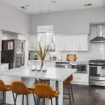 Holiday home Modern Luxury Rooftop Deck, 3 Mi To Downtown *