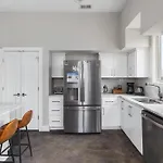 Holiday home Modern Luxury Rooftop Deck, 3 Mi To Downtown