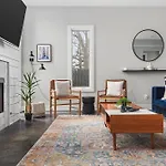Holiday home Modern Luxury Rooftop Deck, 3 Mi To Downtown *
