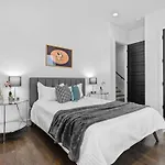 Magnificent 4 Bedroom -w Balcony & Fireplace Holiday home *