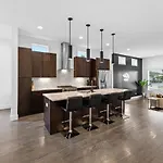 Magnificent 4 Bedroom -w Balcony & Fireplace *
