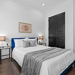 Magnificent 4 Bedroom -w Balcony & Fireplace Holiday home Nashville