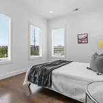 Magnificent 4 Bedroom -w Balcony & Fireplace Holiday home *