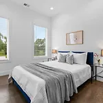 Magnificent 4 Bedroom -w Balcony & Fireplace Holiday home