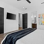 Holiday home Magnificent 4 Bedroom -w Balcony & Fireplace Nashville