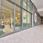 Deluxe On Broadway Apartment
