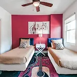Holiday home Game And Skydeck - Book Today