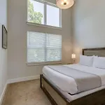 Holiday home New Townhome 5 Mins To Broadway Sleeps 8 *