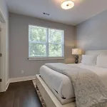 New Townhome 5 Mins To Broadway Sleeps 8