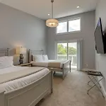 New Townhome 5 Mins To Broadway Sleeps 8 *