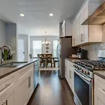 New Townhome 5 Mins To Broadway Sleeps 8 Holiday home