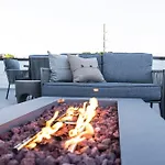 Rooftop Skyline Views Dt Nash Sleeps 12 Holiday home *