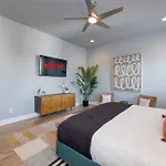 Holiday home Rooftop Skyline Views Dt Nash Sleeps 12