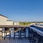 Rooftop Skyline Views Dt Nash Sleeps 12 Holiday home