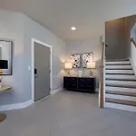 Rooftop Skyline Views Dt Nash Sleeps 12 Holiday home *