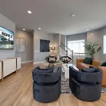 Rooftop Skyline Views Dt Nash Sleeps 12 Holiday home *