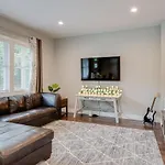 Large East With Game Sleeps 12 *