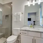 Holiday home 10 Percent Off New Downtown Sleeps 8 Nashville