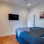 Holiday home 10 Percent Off New Downtown Sleeps 8