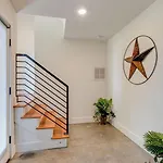 10 Percent Off New Downtown Sleeps 8 Holiday home *