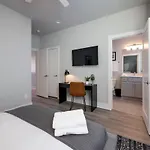 Holiday home New Lux Townhome 6 Mins To Dt Rooftop Sleeps 12