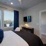 Holiday home New Lux Townhome 6 Mins To Dt Rooftop Sleeps 12 *