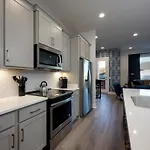 New Lux Townhome 6 Mins To Dt Rooftop Sleeps 12 Holiday home Nashville