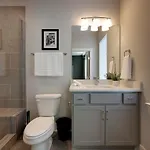 Holiday home New Lux Townhome 6 Mins To Dt Rooftop Sleeps 12