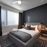 New Lux Townhome 6 Mins To Dt Rooftop Sleeps 12 *