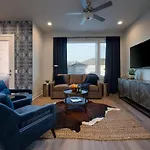 New Lux Townhome 6 Mins To Dt Rooftop Sleeps 12 *