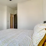Sleek And Modern Nashville Home Walk To Marathon!