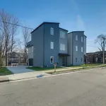 Sleek And Modern Nashville Home Walk To Marathon!