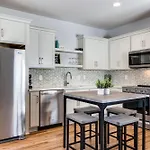 Holiday home Modern East Gem, Walk To Local Favorites, Cozy Den, Workspace & Smart Tvs, Fully Equipped Kitchen, Garage & Fast Wifi, Near Mas Tacos, Rosepepper & Five Points, 10 Min To Broadway & Nissan Stadium, 24 Hr Hospitality Nashville
